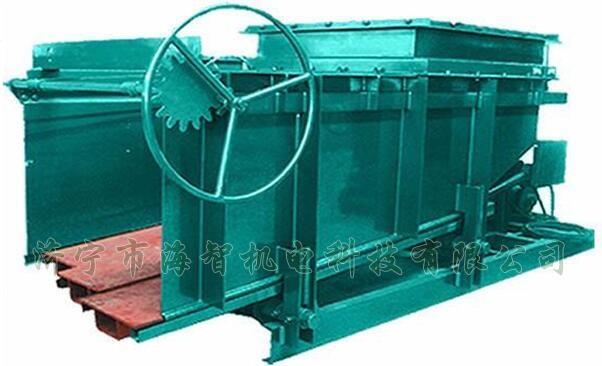 導料槽設有多個活動式底板，底板在回程過程中可以承受物料所帶來的摩擦力